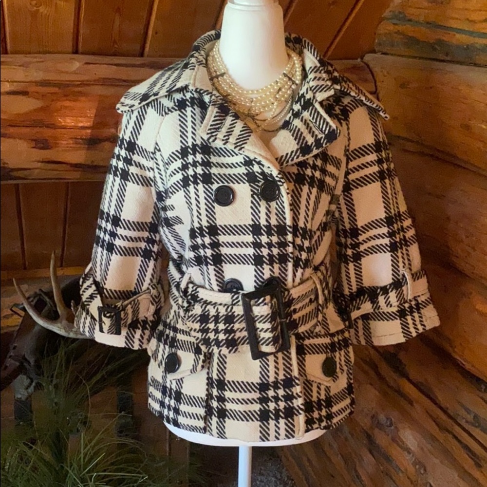 Classic black and cream plaid 3/4 sleeve coat